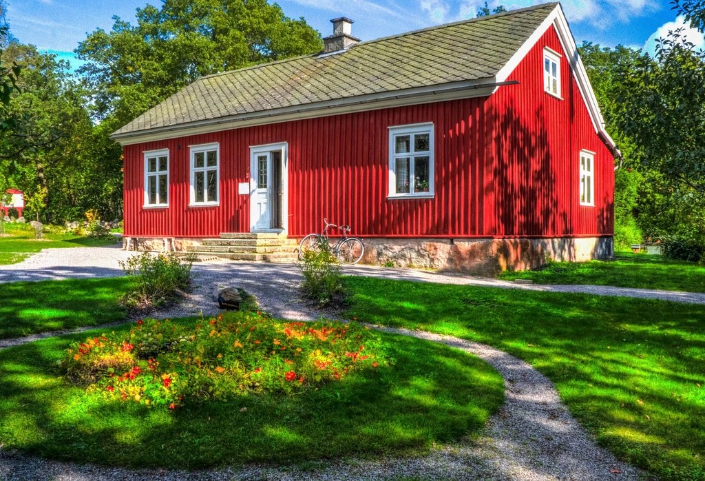 Röd svensk villa med vita knutar